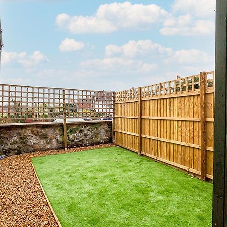Byevo Oswestry Barn - Quirky Romantic Retreat Or Cosy Contractor Base エクステリア 写真