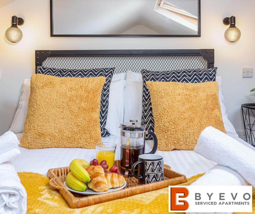 Byevo Oswestry Barn - Quirky Romantic Retreat Or Cosy Contractor Base エクステリア 写真