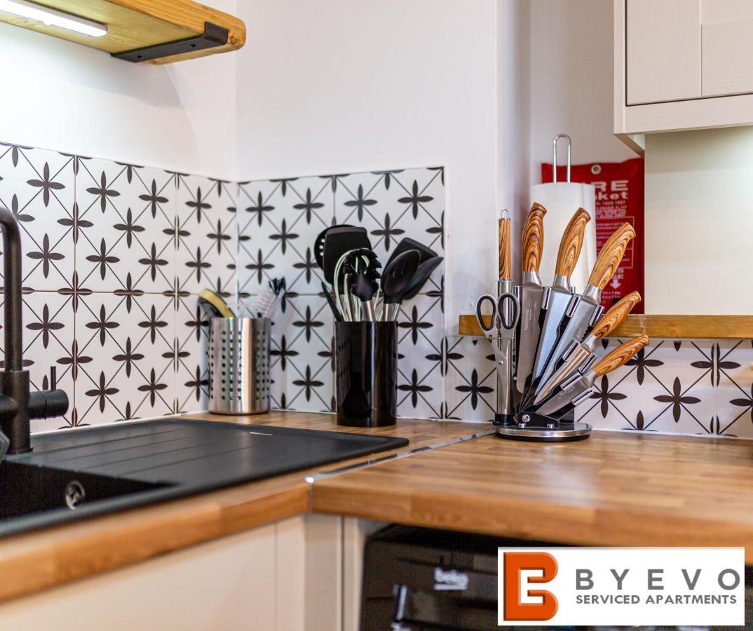 Byevo Oswestry Barn - Quirky Romantic Retreat Or Cosy Contractor Base エクステリア 写真