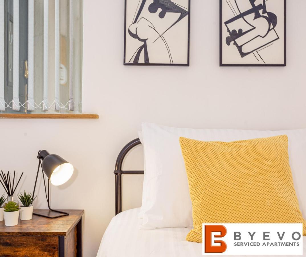 Byevo Oswestry Barn - Quirky Romantic Retreat Or Cosy Contractor Base エクステリア 写真