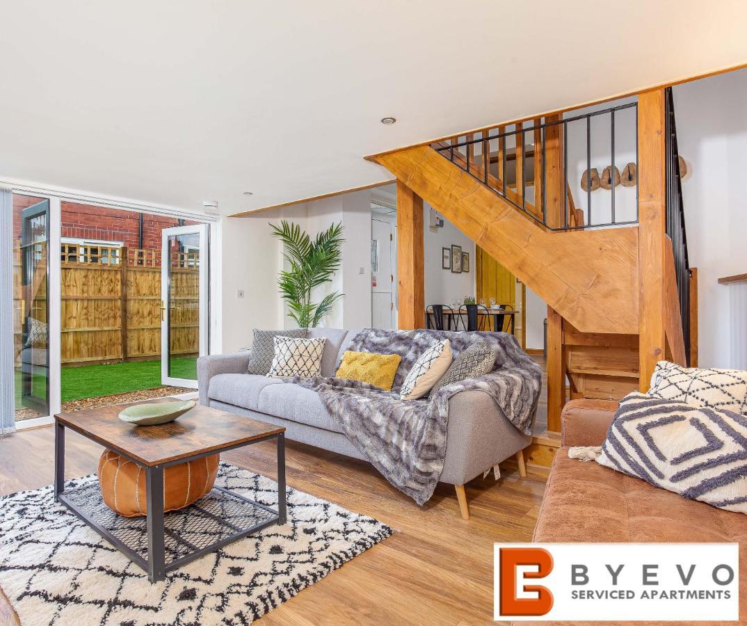 Byevo Oswestry Barn - Quirky Romantic Retreat Or Cosy Contractor Base エクステリア 写真